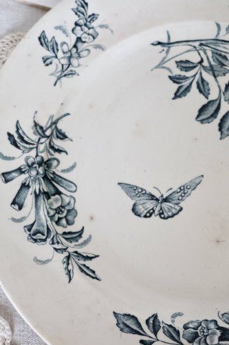 Plat de service ancien faïence de Badonviller Jasmin décor fleuri papillon