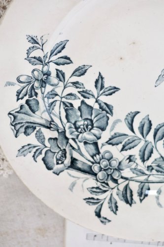 Plat de service ancien faïence de Badonviller Jasmin décor fleuri papillon