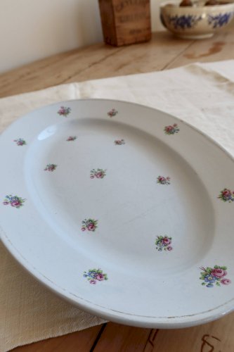 Plat de service ovale ancien faïence bleu pâle décor petites fleurs