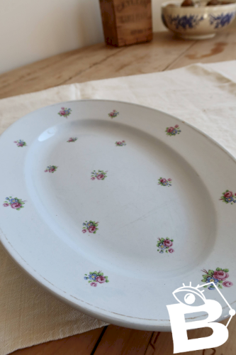 Plat de service ovale ancien faïence bleu pâle décor petites fleurs
