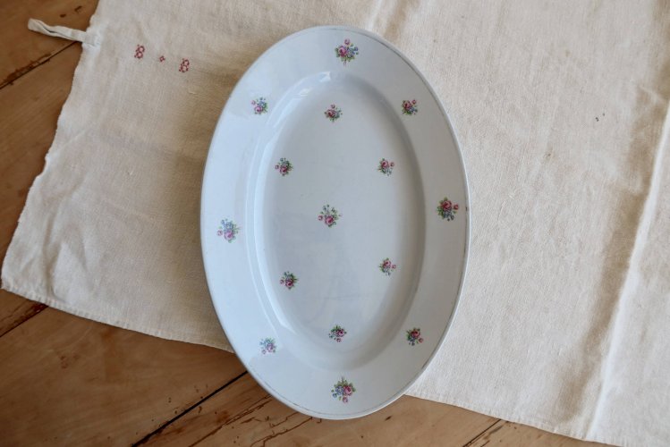 Plat de service ovale ancien faïence bleu pâle décor petites fleurs