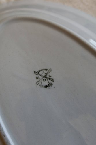 Plat de service ovale ancien faïence bleu pâle décor petites fleurs