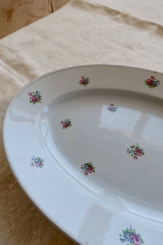 Plat de service ovale ancien faïence bleu pâle décor petites fleurs