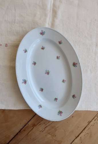 Plat de service ovale ancien faïence bleu pâle décor petites fleurs