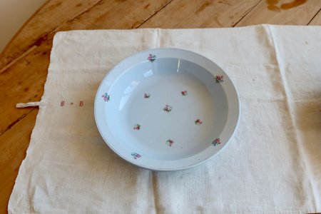 Plat de service rond ancien faïence bleu pâle décor petites fleurs – Moulin