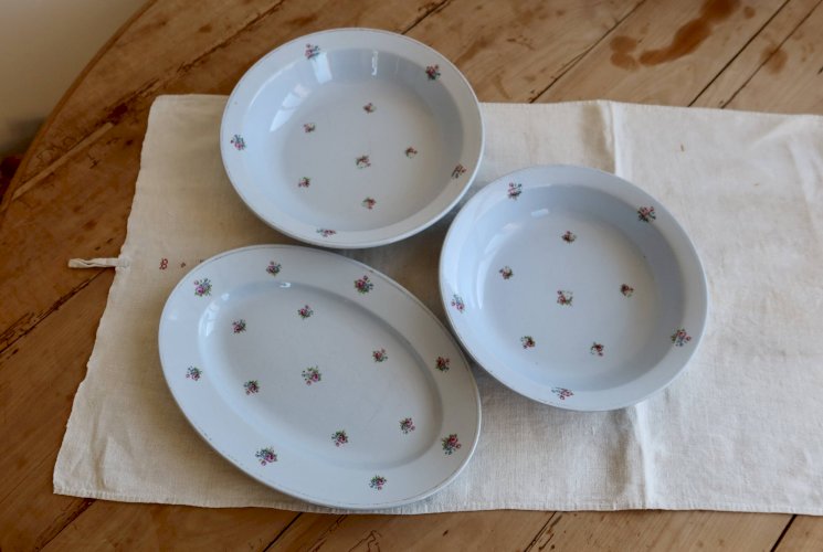 Plat de service rond ancien faïence bleu pâle décor petites fleurs – Moulin
