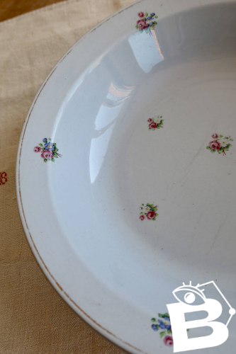 Plat de service rond ancien faïence bleu pâle décor petites fleurs – Moulin