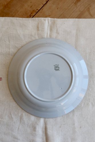 Plat de service rond ancien faïence bleu pâle décor petites fleurs – Moulin