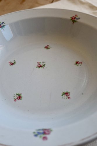 Plat de service rond ancien faïence bleu pâle décor petites fleurs – Moulin