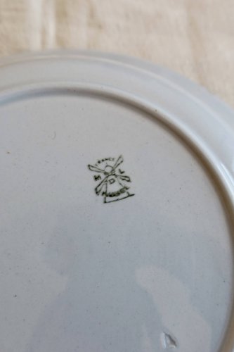 Plat de service rond ancien faïence bleu pâle décor petites fleurs – Moulin