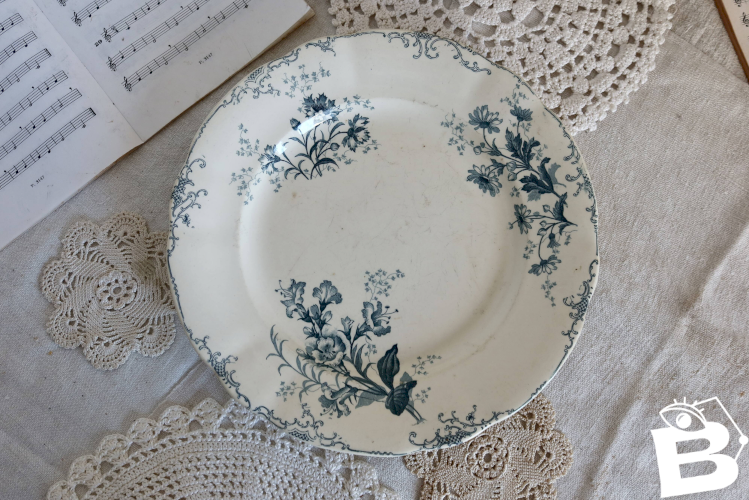 Plat de service rond ancien – Motif fleuri bleu - Modèle Weigelia de Boch F