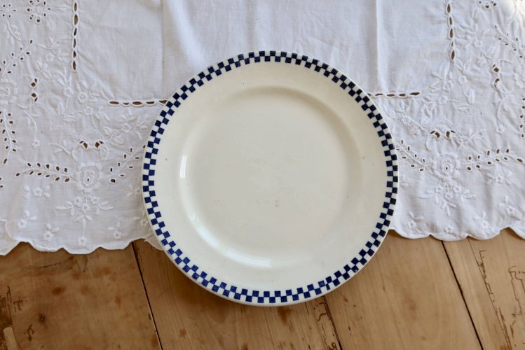 Plat de service rond ancien terre de fer Salins - Modèle Damier