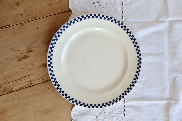Plat de service rond ancien terre de fer Salins - Modèle Damier