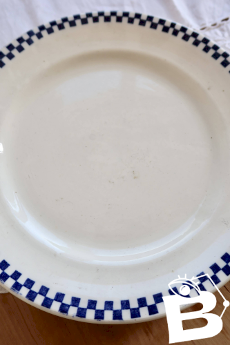 Plat de service rond ancien terre de fer Salins - Modèle Damier