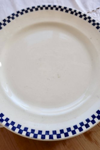 Plat de service rond ancien terre de fer Salins - Modèle Damier