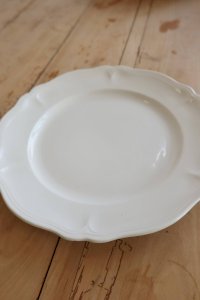 Plat de service rond vintage faïence ivoire à marli chantourné