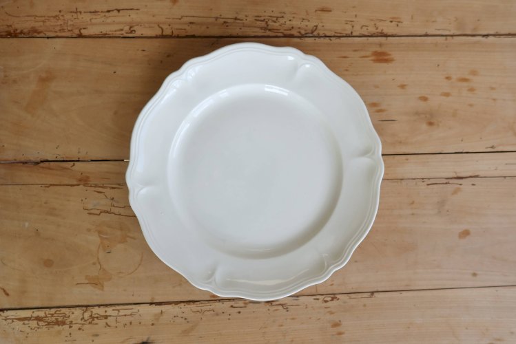 Plat de service rond vintage faïence ivoire à marli chantourné