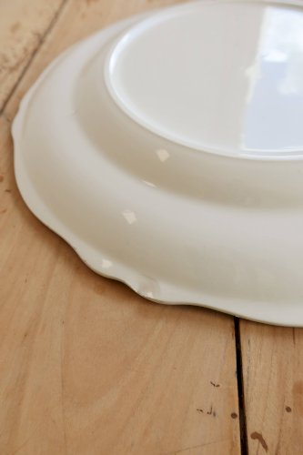 Plat de service rond vintage faïence ivoire à marli chantourné