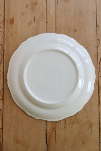 Plat de service rond vintage faïence ivoire à marli chantourné
