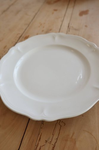 Plat de service rond vintage faïence ivoire à marli chantourné