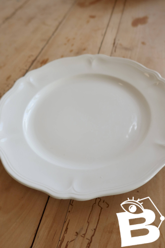 Plat de service rond vintage faïence ivoire à marli chantourné