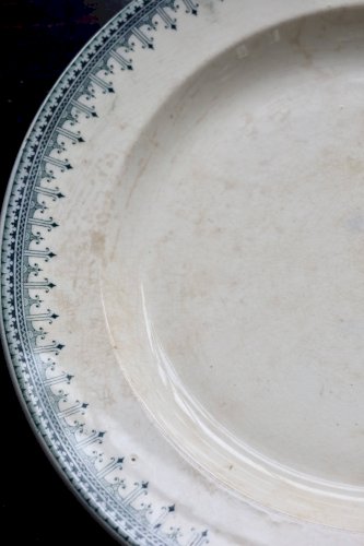 Plat de service rond vintage terre de fer patinée - Modèle Bordure