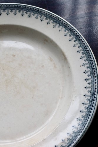 Plat de service rond vintage terre de fer patinée - Modèle Bordure