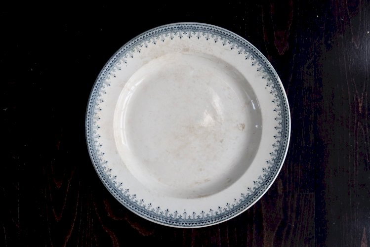 Plat de service rond vintage terre de fer patinée - Modèle Bordure