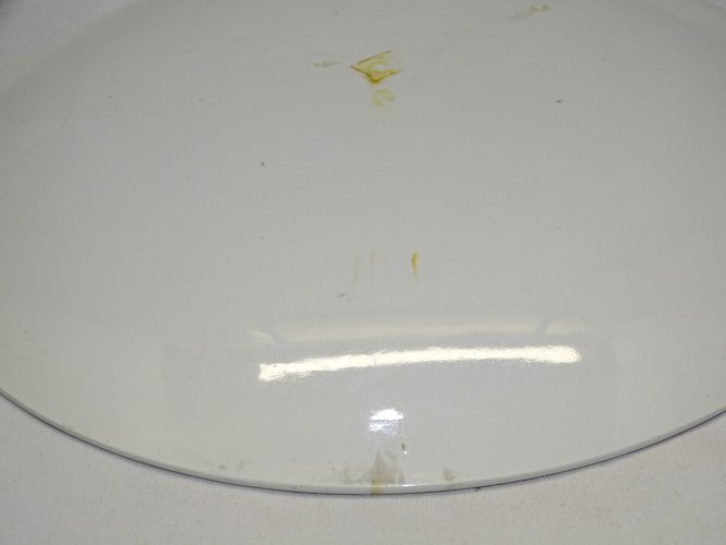 - PLAT DECORATIF PORCELAINE  déco JEUNE PAYSANNE & SON CHIEN Signé  H.COSTES   D