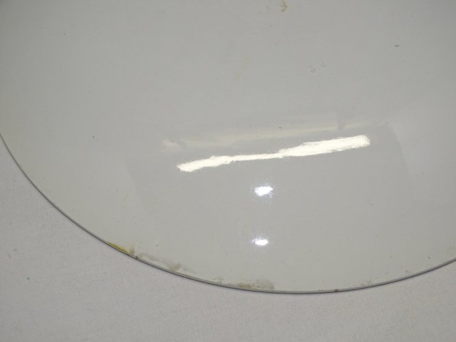 - PLAT DECORATIF PORCELAINE  déco JEUNE PAYSANNE & SON CHIEN Signé  H.COSTES   D