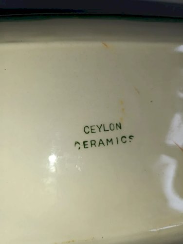 plat design signé Ceylon cermics en bon etat