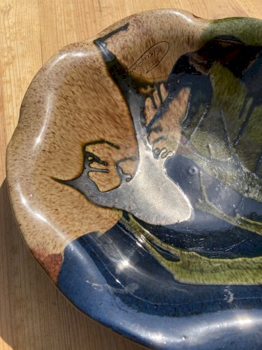 Plat en céramique signé Cerampuo