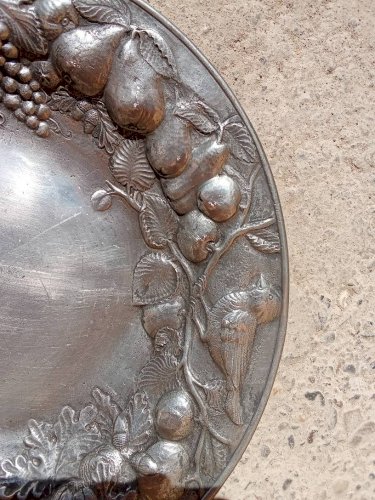 Plat en étain à décor de fruits et d'oiseaux
