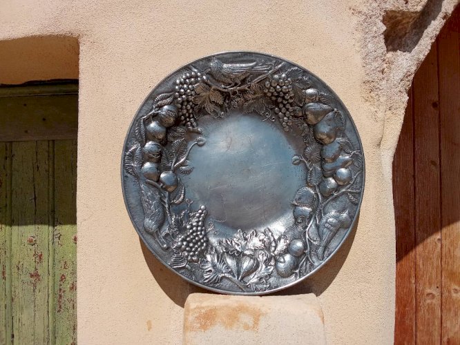 Plat en étain à décor de fruits et d'oiseaux