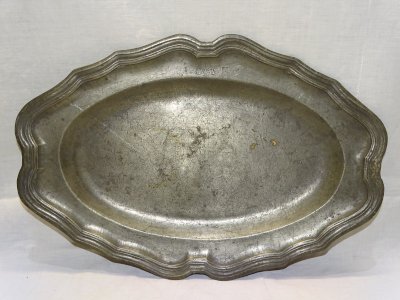 -  PLAT EN ETAIN STYLE LOUIS XV avec 2 FLEURS de LYS gravé IF AU DOS    D