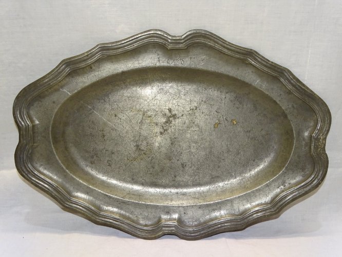 -  PLAT EN ETAIN STYLE LOUIS XV avec 2 FLEURS de LYS gravé IF AU DOS    D