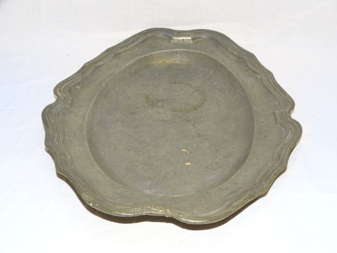 -  PLAT EN ETAIN STYLE LOUIS XV avec 2 FLEURS de LYS gravé IF AU DOS    D