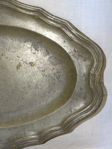 -  PLAT EN ETAIN STYLE LOUIS XV avec 2 FLEURS de LYS gravé IF AU DOS    D