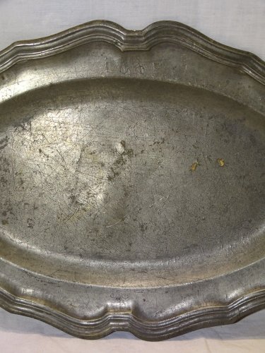 -  PLAT EN ETAIN STYLE LOUIS XV avec 2 FLEURS de LYS gravé IF AU DOS    D