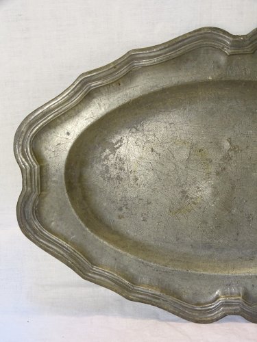 -  PLAT EN ETAIN STYLE LOUIS XV avec 2 FLEURS de LYS gravé IF AU DOS    D