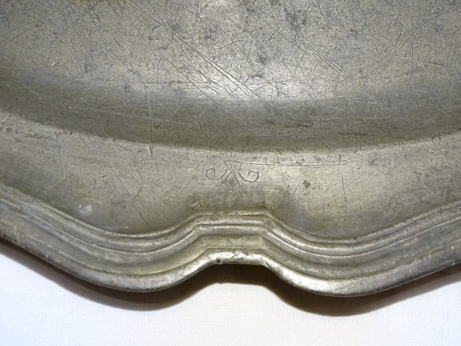 -  PLAT EN ETAIN STYLE LOUIS XV avec 2 FLEURS de LYS gravé IF AU DOS    D
