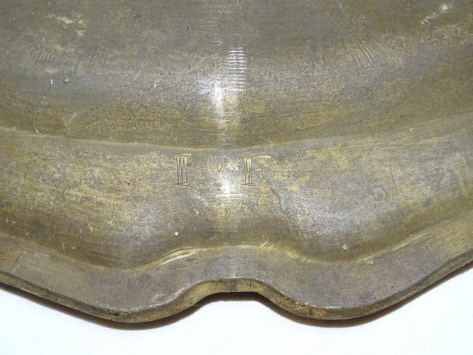 -  PLAT EN ETAIN STYLE LOUIS XV avec 2 FLEURS de LYS gravé IF AU DOS    D