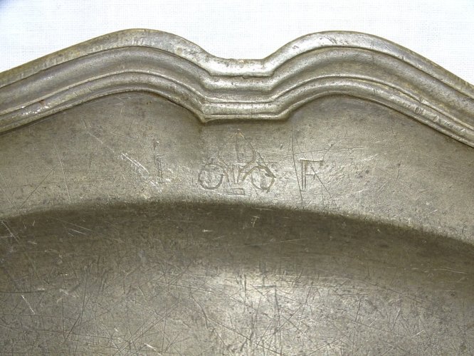 -  PLAT EN ETAIN STYLE LOUIS XV avec 2 FLEURS de LYS gravé IF AU DOS    D