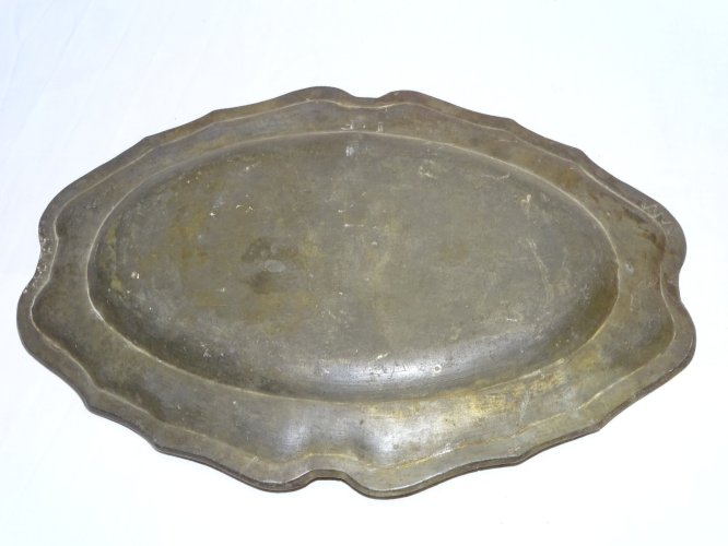 -  PLAT EN ETAIN STYLE LOUIS XV avec 2 FLEURS de LYS gravé IF AU DOS    D