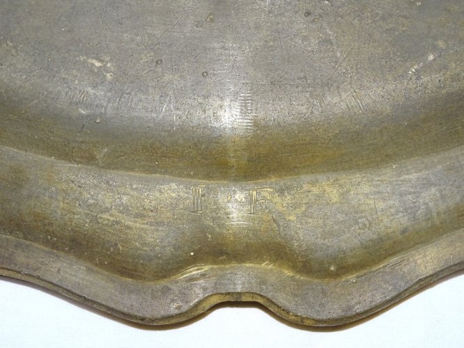 -  PLAT EN ETAIN STYLE LOUIS XV avec 2 FLEURS de LYS gravé IF AU DOS    D