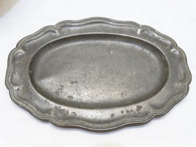 -  PLAT EN ETAIN STYLE LOUIS XV  gravé IF & PTR  AU DOS  COLLECTION VITRINE   D