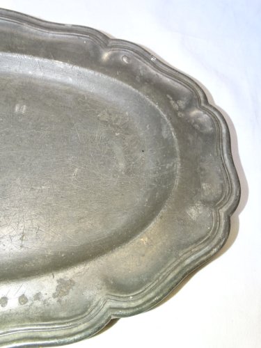-  PLAT EN ETAIN STYLE LOUIS XV  gravé IF & PTR  AU DOS  COLLECTION VITRINE   D