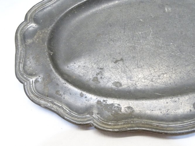-  PLAT EN ETAIN STYLE LOUIS XV  gravé IF & PTR  AU DOS  COLLECTION VITRINE   D