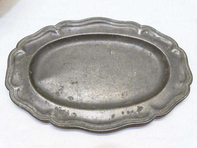 -  PLAT EN ETAIN STYLE LOUIS XV  gravé IF & PTR  AU DOS  COLLECTION VITRINE   D