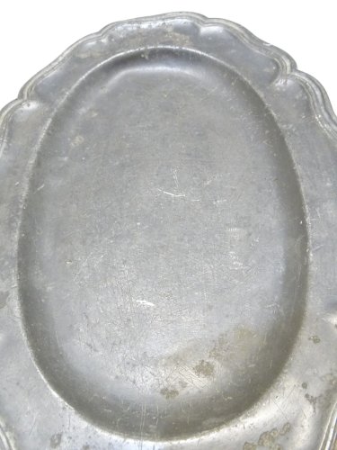 -  PLAT EN ETAIN STYLE LOUIS XV  gravé IF & PTR  AU DOS  COLLECTION VITRINE   D